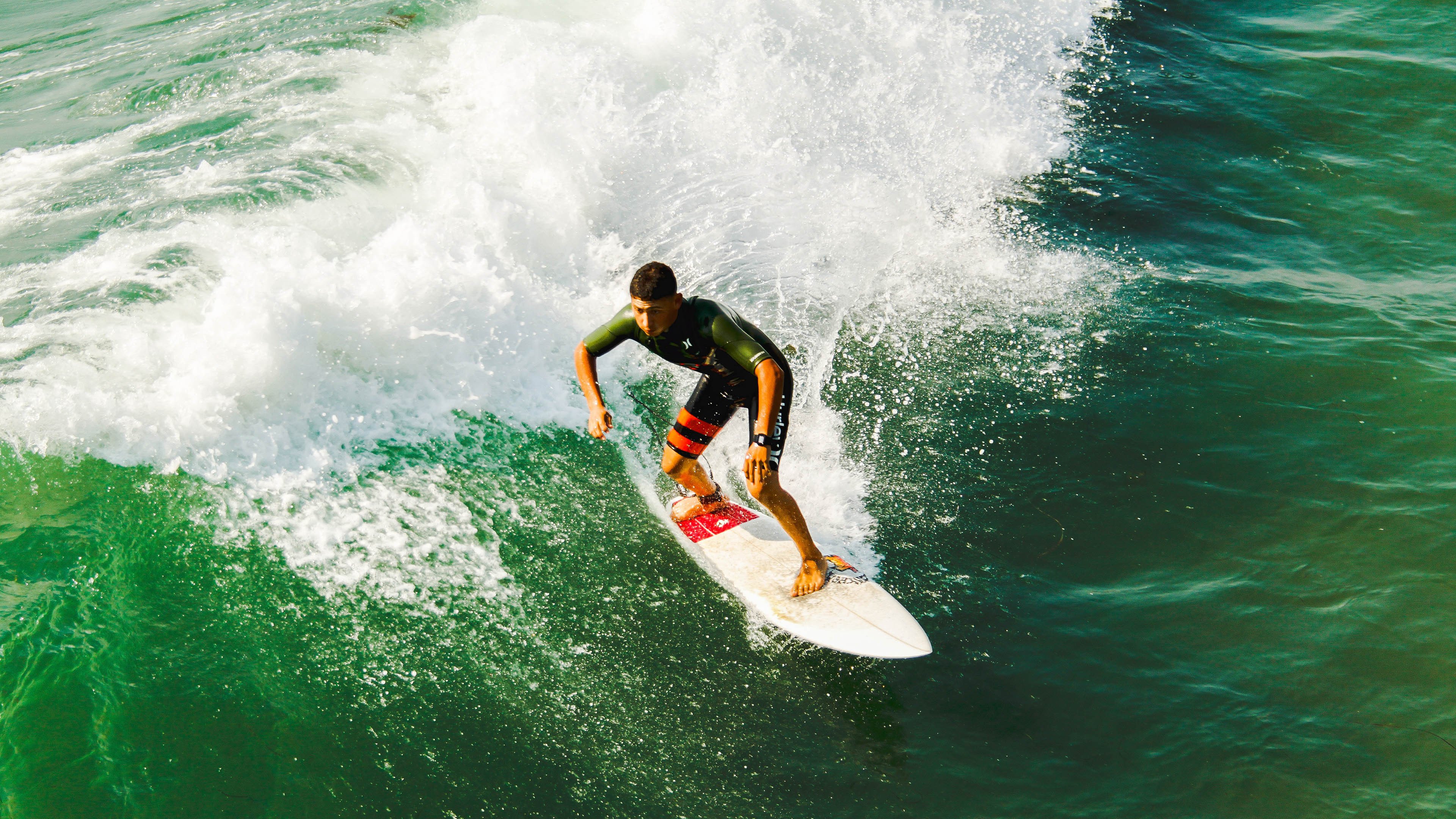 伊丽莎白·德克斯泳姿优雅成赛场焦点，演员_伊丽莎白·德比齐